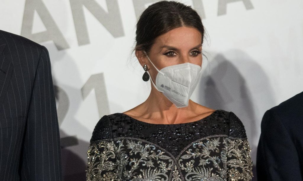 La Reina recupera su confianza en Varela y recicla su vestido viral de inusual silueta