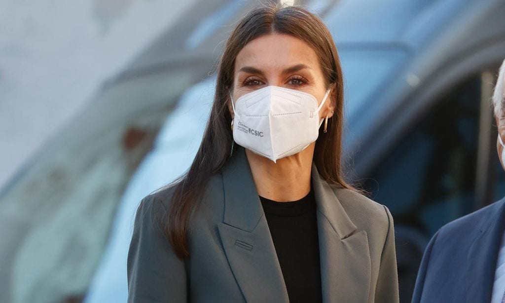 Doña Letizia le da una nueva vida a su traje 'cropped' de sello español