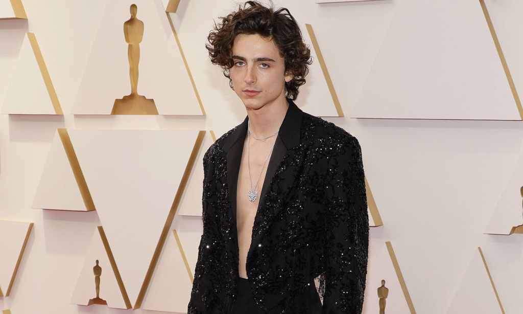 El simbólico mensaje de Timothée Chalamet al bañarse en lentejuelas y encaje