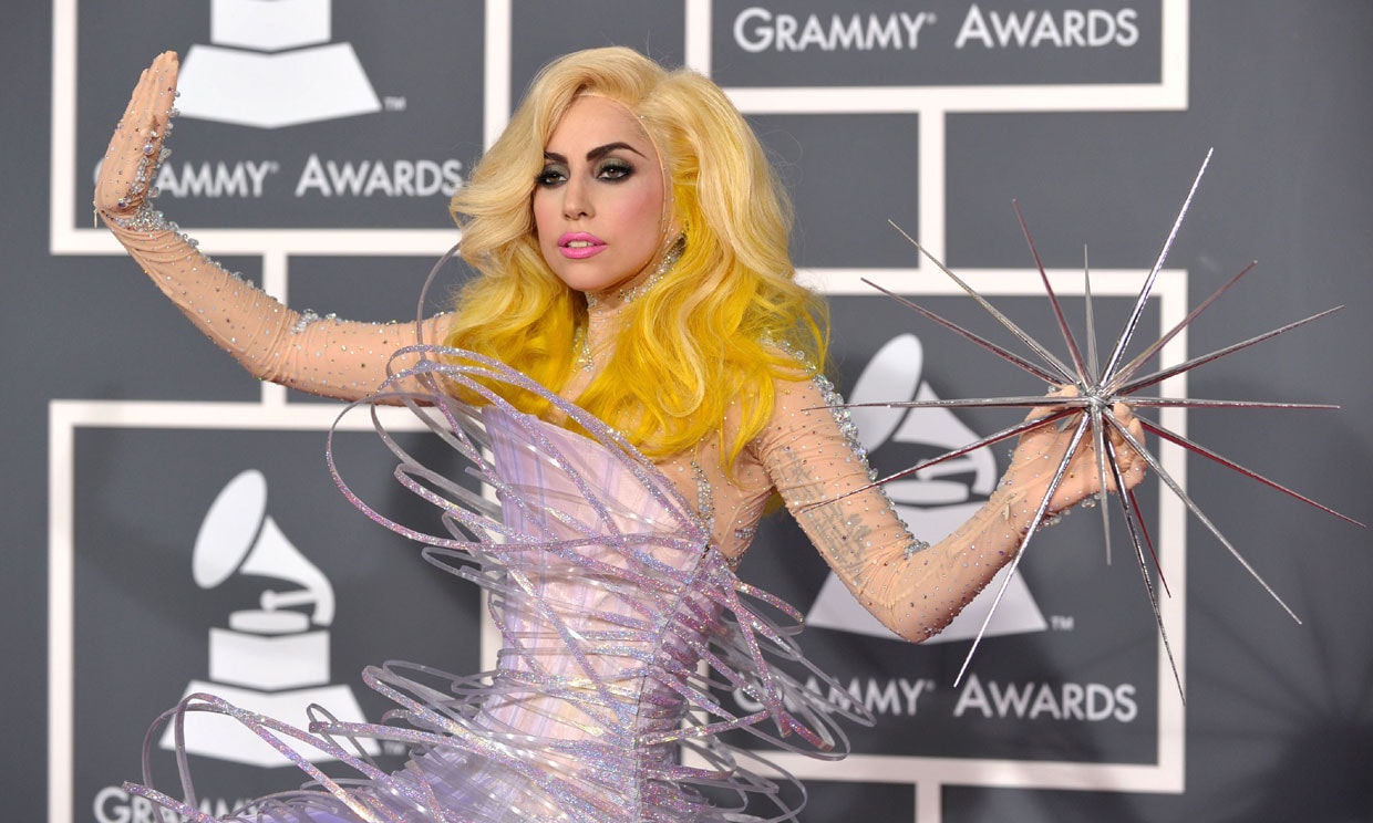 Lady Gaga, 'Jlo', Rihanna... Recordamos los looks más memorables de los Grammys