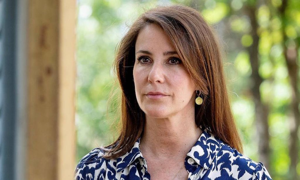 Marie de Dinamarca estrena un vestido de Zara sostenible y estampado en su viaje a Camboya
