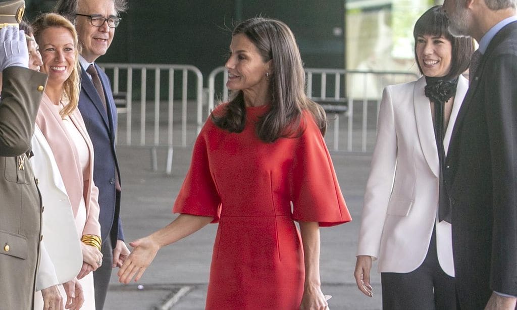 La Reina transforma su vestido con mangas kimono que también llevó Renée Zellweger