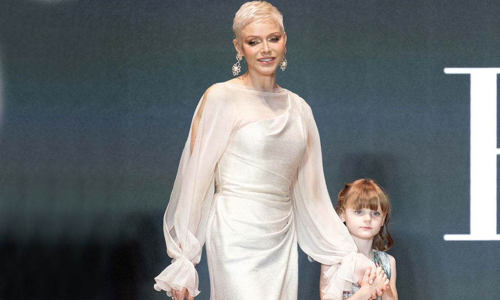 Charlene recupera su imagen más glamurosa: vestido semitransparente y pendientes de perlas
