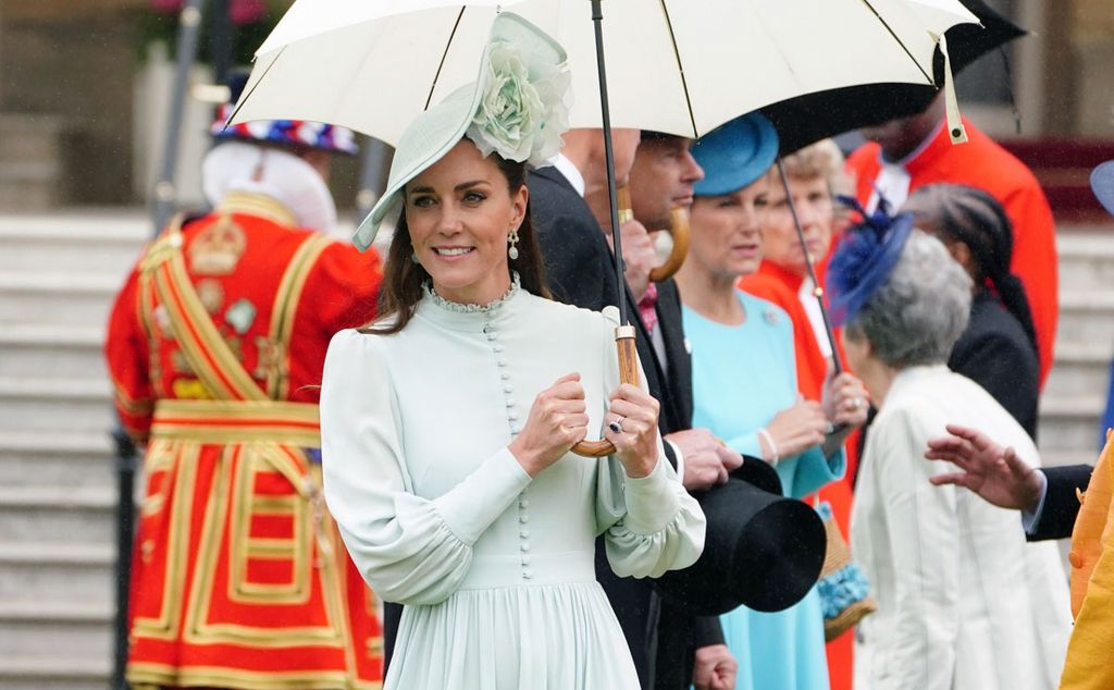 Vestido aguamarina y tocado con guiño a la reina Letizia: el look más romántico de Kate Middleton