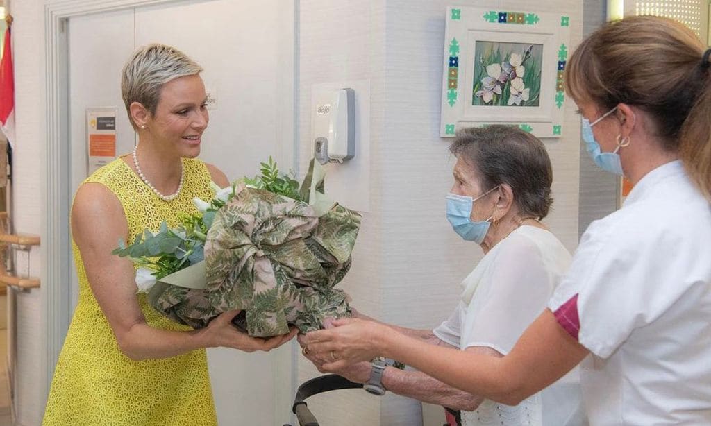 Vestido 'limoncello' con collar de perlas: el look que sella la transformación de Charlene