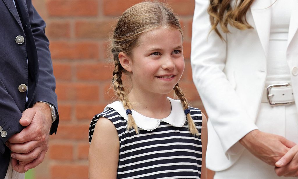 La princesa Charlotte sigue los pasos de su madre con su vestido marinero de 35 euros