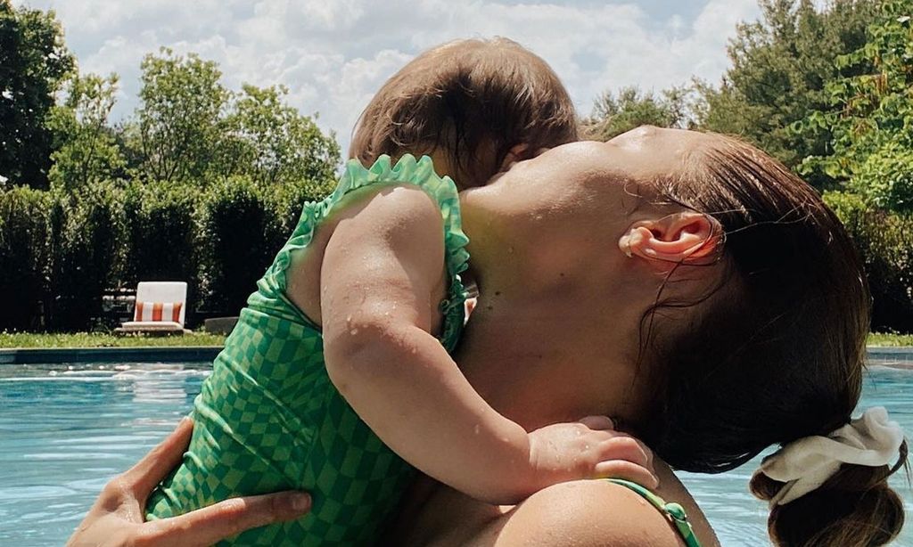 El primer chapuzón de Gigi con su hija Khai para despedir la primavera