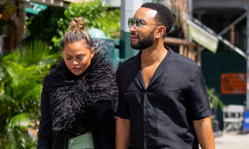 Chrissy Teigen se sincera al recordar el duro momento que sufrió hace un año