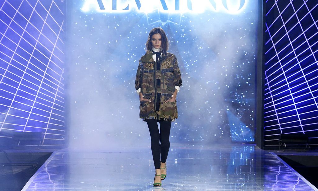 De una invitada en deportivas al recuerdo de Lagerfeld: el innovador 'crucero' de Alvarno