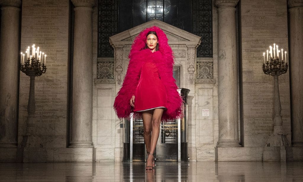 Vestidos de ensueño vs siluetas minimalistas: el contraste perfecto de Oscar de la Renta