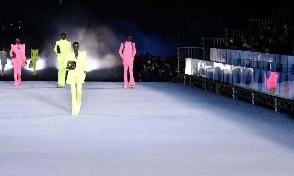 El desfile viral de Balmain renueva los básicos de moda y transforma el 'denim'