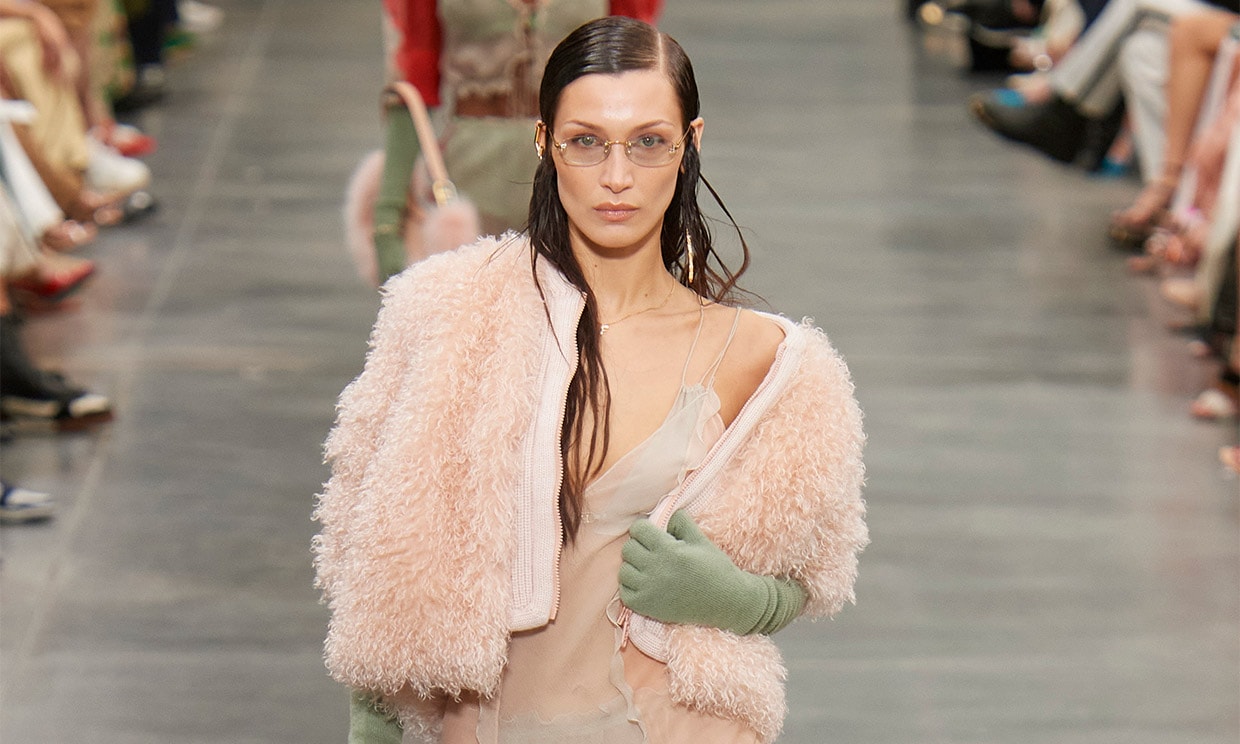 Fendi recuerda a Karl Lagerfeld a través de una colección muy femenina