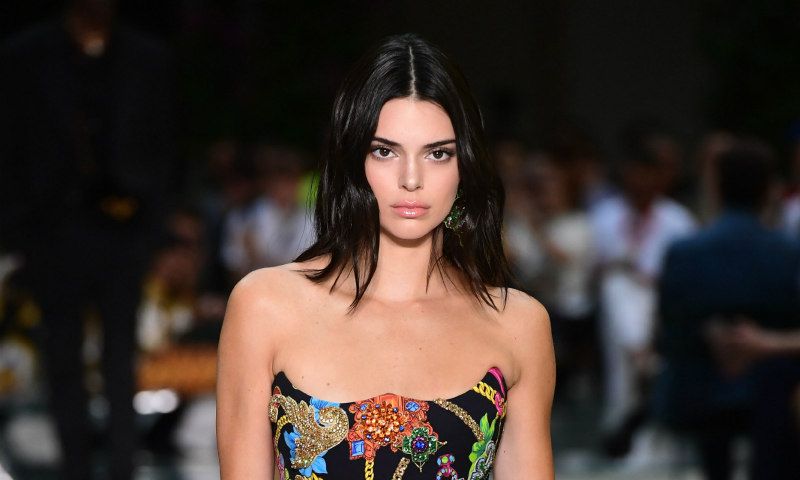 Las sandalias 'emoji' de Kendall Jenner, su fórmula más divertida contra el calor