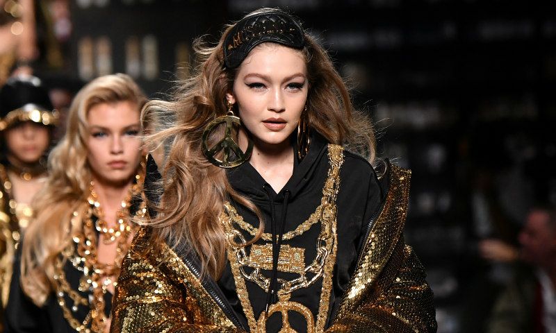 Cultura pop, televisión y hip hop: la colección de Moschino para H&M, en 20 prendas