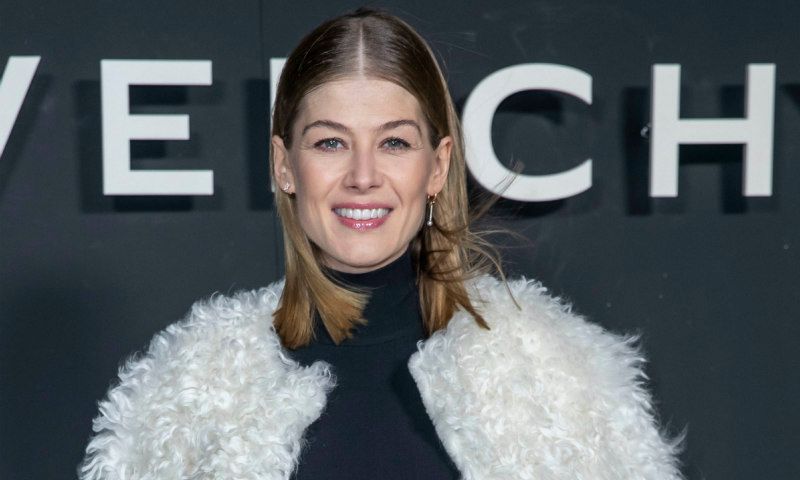 Rosamund Pike y la prenda playera que no esperabas ver en looks de fiesta