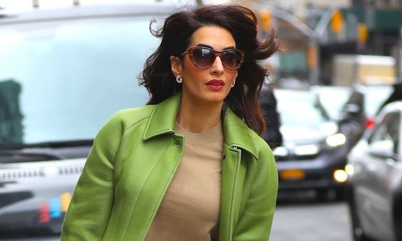 ¿Traje de neopreno para la oficina? Sí, como Amal Clooney con su último 'lookazo'
