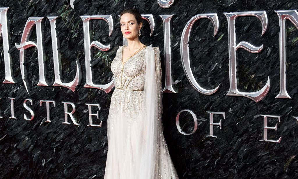 Angelina Jolie viste de novia a 'Maléfica' con la tendencia de gala que conquista a la realeza