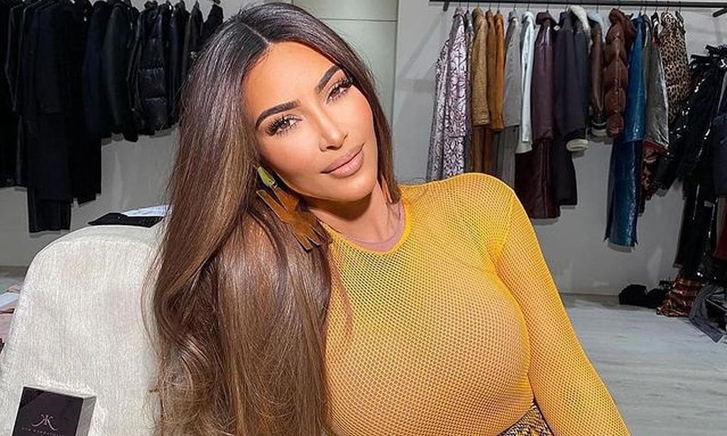 La última excentricidad de Kim Kardashian: un vestido entallado con ¡su cara estampada!