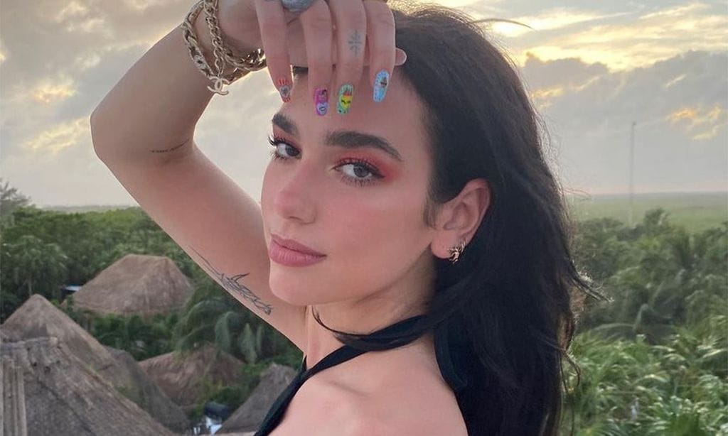 El romántico posado de Dua Lipa y Anwar (con guiño a un vestido de Hailey Baldwin)