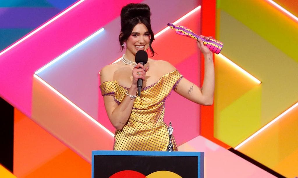 La atrevida elección de Dua Lipa y otros looks virales de los BRIT Awards 2021