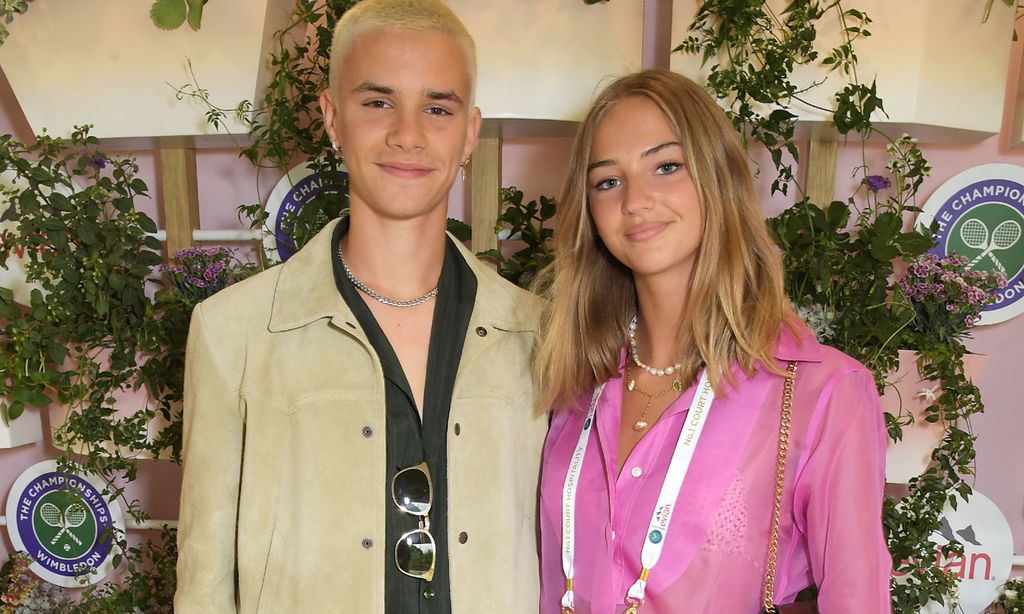 Mia Regan copia a Victoria Beckham los pantalones 'back split' que hacen piernas infinitas
