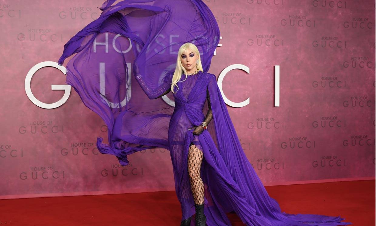 Lady Gaga paraliza Londres gracias a su espectacular vestido con capa