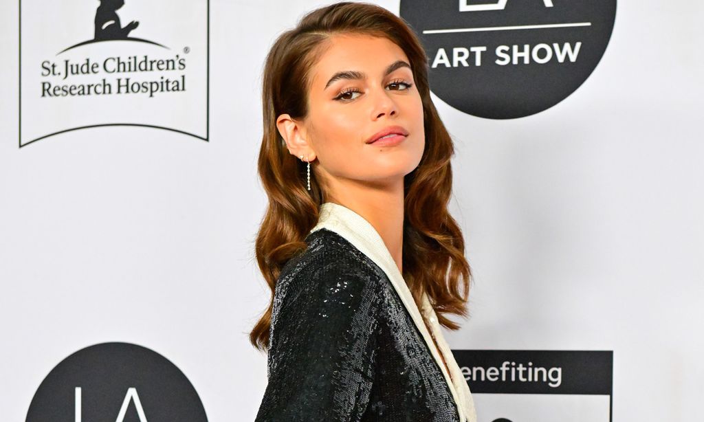 Kaia Gerber versiona el único vestido de lentejuelas que se lleva con botas de montaña