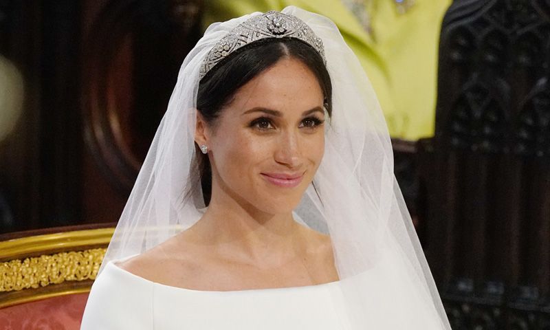 La nueva versión del 'escote Meghan' conquista a novias y diseñadores