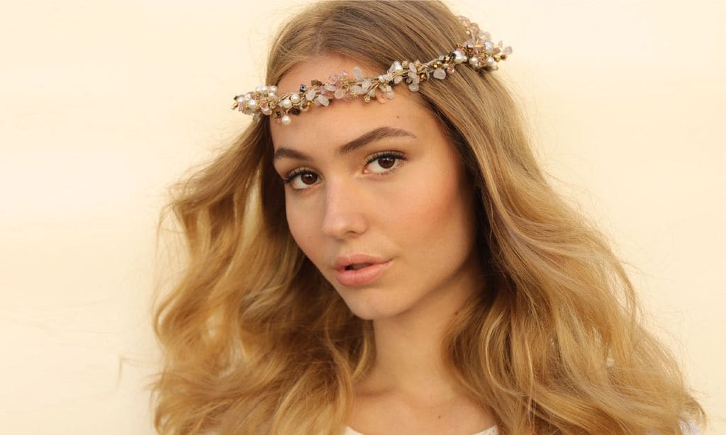 Tocados de plumas, coronas de flores y otros accesorios para novias que buscan un peinado diferente
