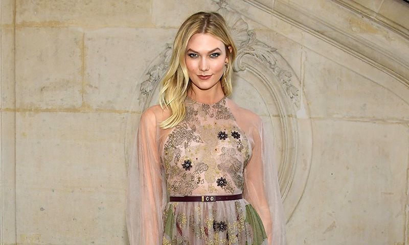 Los zapatos, cómo llevaron los anillos... Karlie Kloss desvela los detalles de su boda un año después