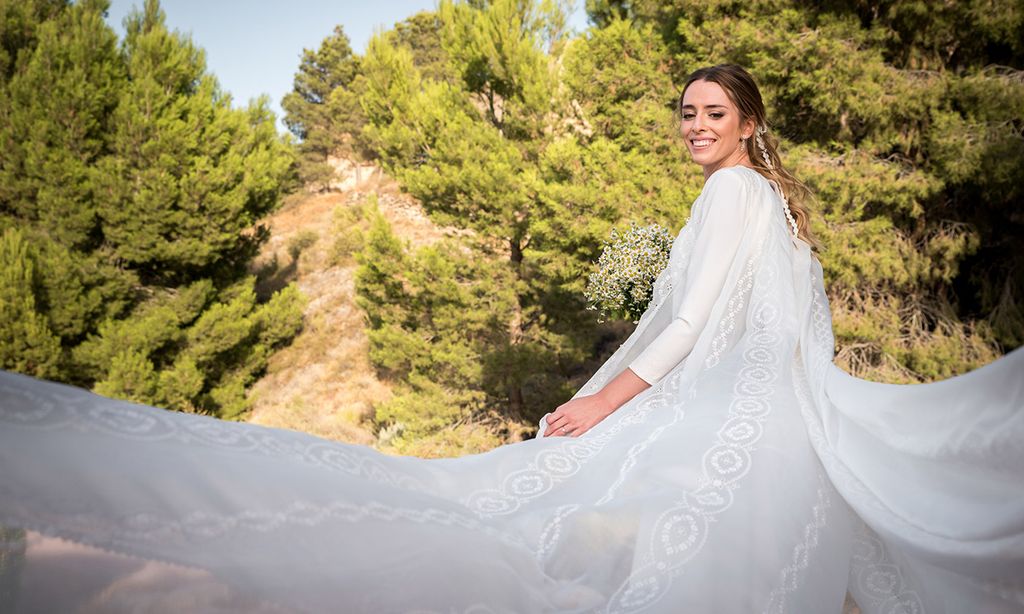 Un vestido de novia de Valenzuela con chaleco bordado para María Un vestido de novia de Valenzuela con chaleco bordado para María