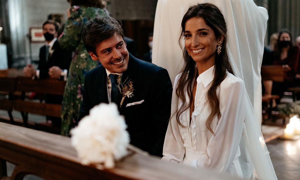 Un vestido de novia camisero y sencillo para la boda de Mónica en Gerona