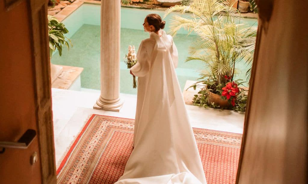 Claudia, la novia del vestido capa que se casó en Jerez de la Frontera