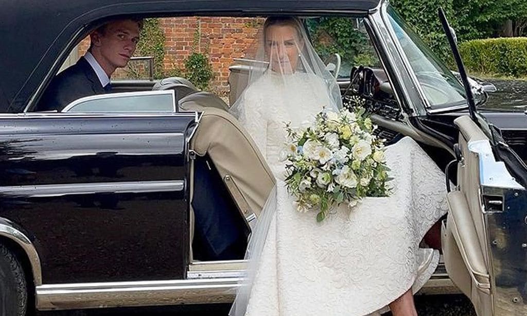 India Hicks, ahijada del príncipe Carlos, una elegante novia vestido a sus 56