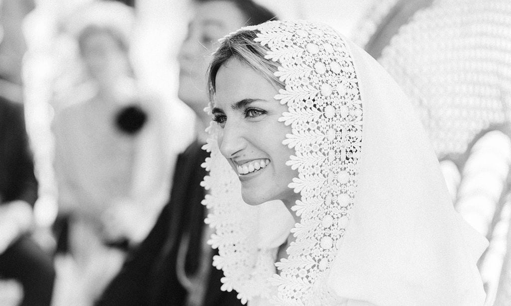 La historia de Guiomar, una novia con look desmontable y capucha de guipur