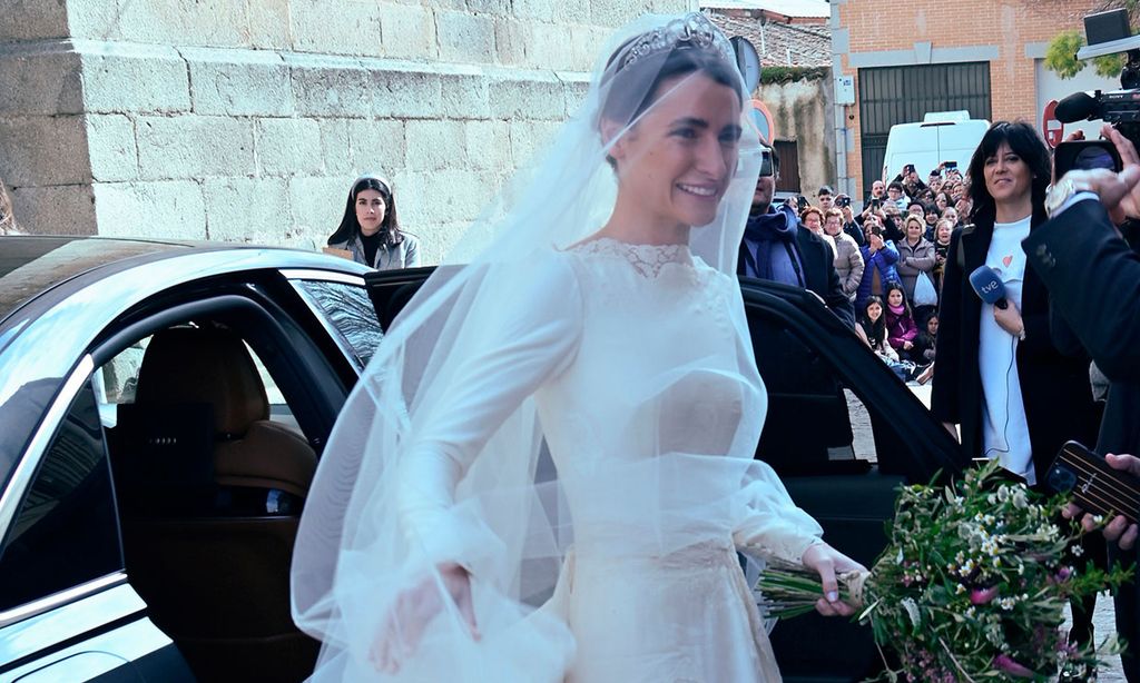 Ana, hija de Carlos Sainz, se casa con un diseño romántico y minimalista Ana, hija de Carlos Sainz, se casa con un diseño romántico y minimalista