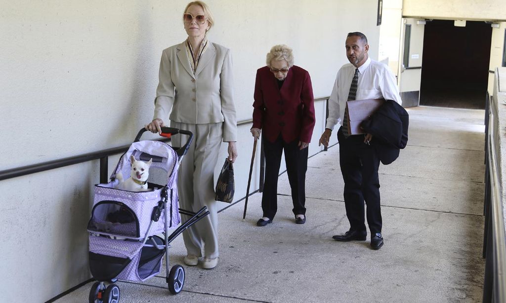 Abigail Kawānanakoa, la excéntrica princesa que lleva a su chihuahua en carrito, lucha por su fortuna
