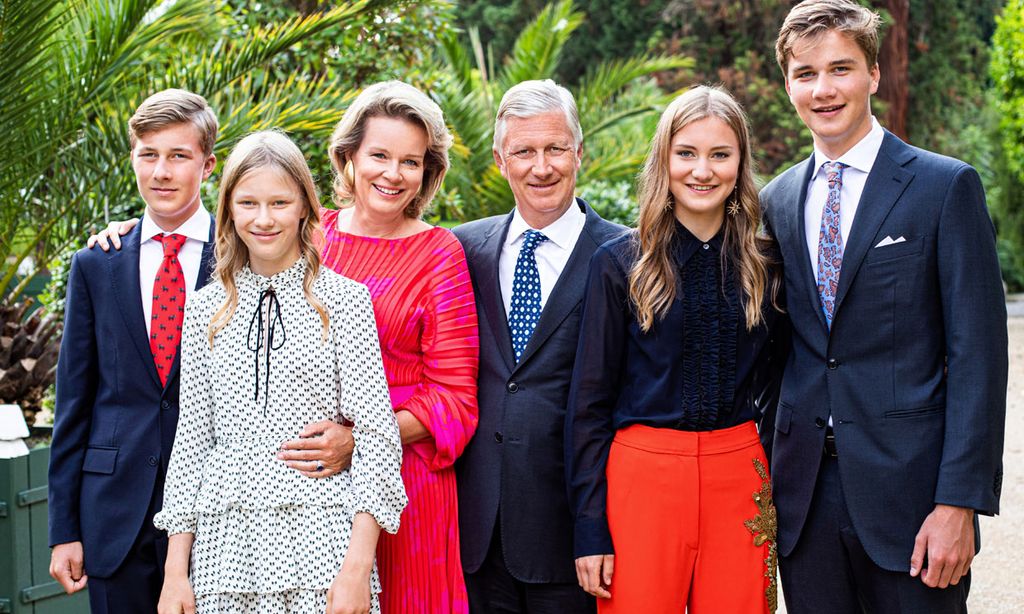 Felipe y Matilde de Bélgica felicitan la Navidad junto a sus cuatro hijos con una imagen inédita