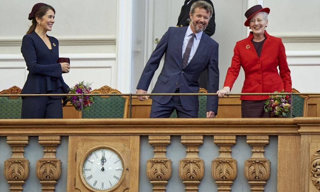 La complicidad y las sonrisas de la reina Margarita con Federico y Mary de Dinamarca en la apertura del Parlamento danés