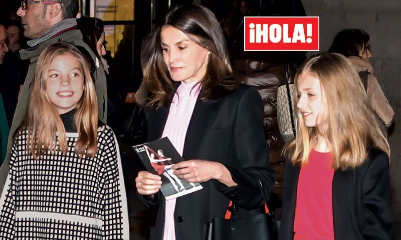 Exclusiva en ¡HOLA!, la Reina sorprende con su estilo 'rock' en otra escapada junto a sus hijas