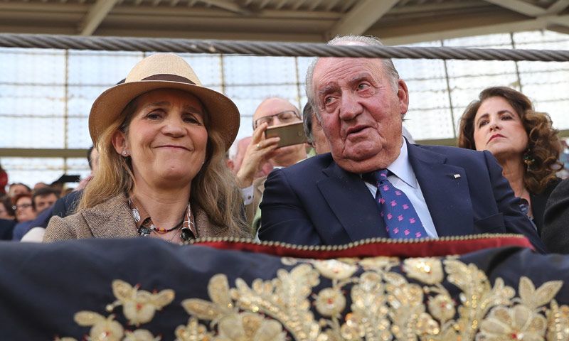 ¡Por la puerta grande! Así ha reaparecido el rey Juan Carlos en los toros junto a la infanta Elena