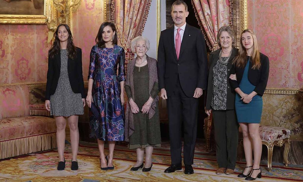 La emoción de las nietas de Ida Vitale, Premio Cervantes, en el almuerzo con los Reyes
