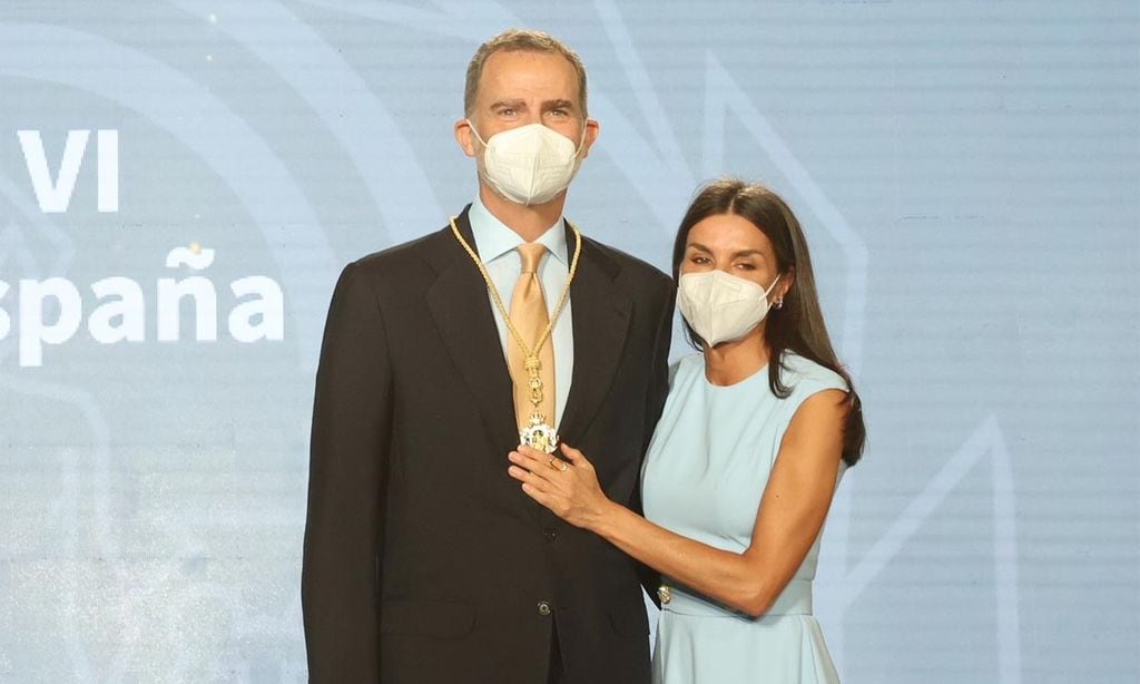 El guiño a sus hijas, el orgullo de doña Letizia... don Felipe recibe la Medalla de Honor de Andalucía