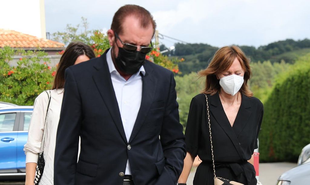 Los hijos de Menchu Álvarez del Valle le dan el último adiós en una ceremonia a la que no ha asistido la reina Letizia