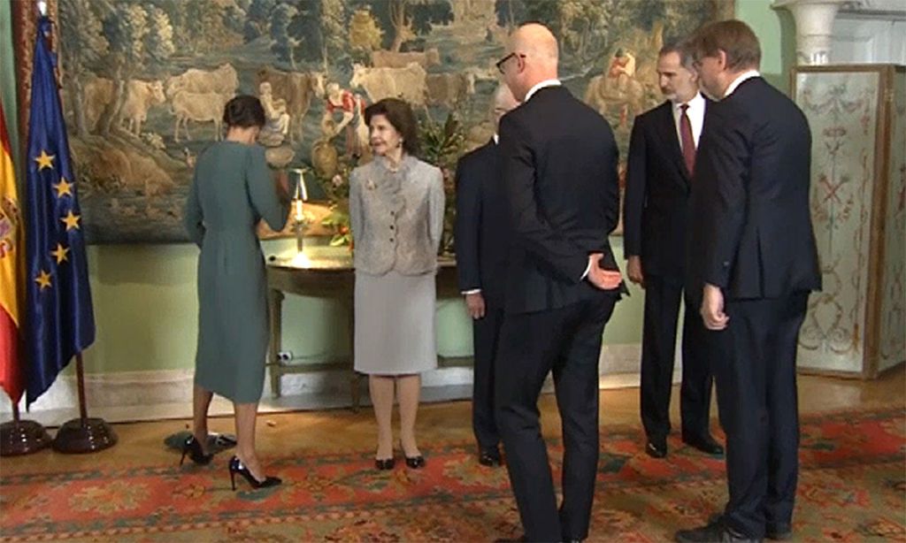 El apuro de la reina Letizia al caerse accidentalmente su bolso al suelo
