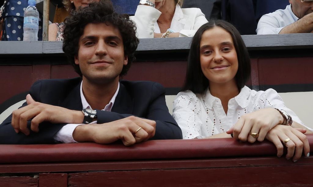 La tarde taurina de Victoria de Marichalar mientras su madre y su abuelo se reencuentran en Galicia