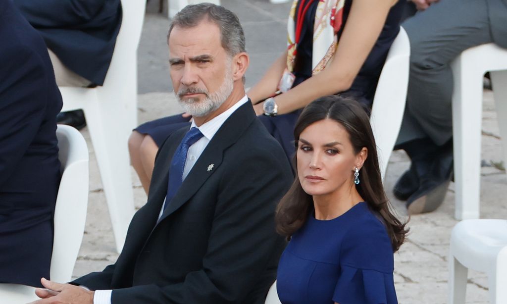Los Reyes rinden homenaje a las víctimas de la pandemia y al personal sanitario con 'Un aplauso para el recuerdo'