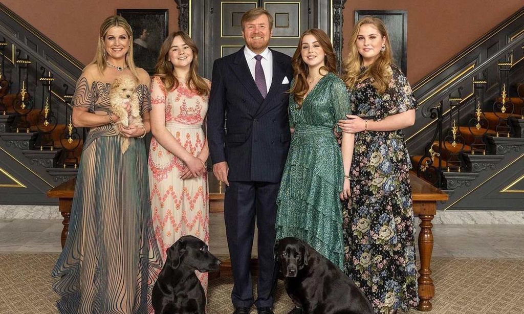 Los Reyes de Países Bajos y sus hijas desean una 'feliz Navidad' con una significativa imagen junto a sus mascotas