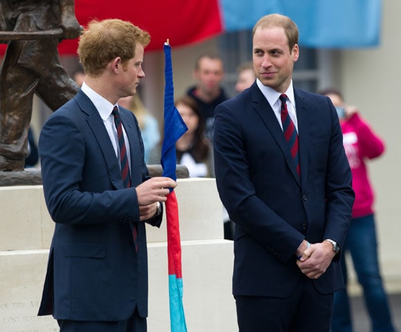El Duque de Cambridge y su hermano, el príncipe Harry, han unido fuerzas para inaugurar el Centro de Ayuda para Héroes en Wiltshire