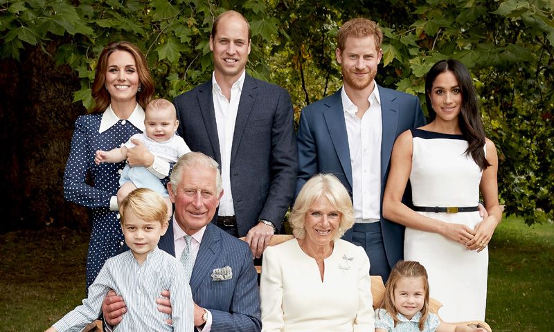 Los nuevos retratos oficiales de Carlos de Inglaterra con su familia por su 70 cumpleaños